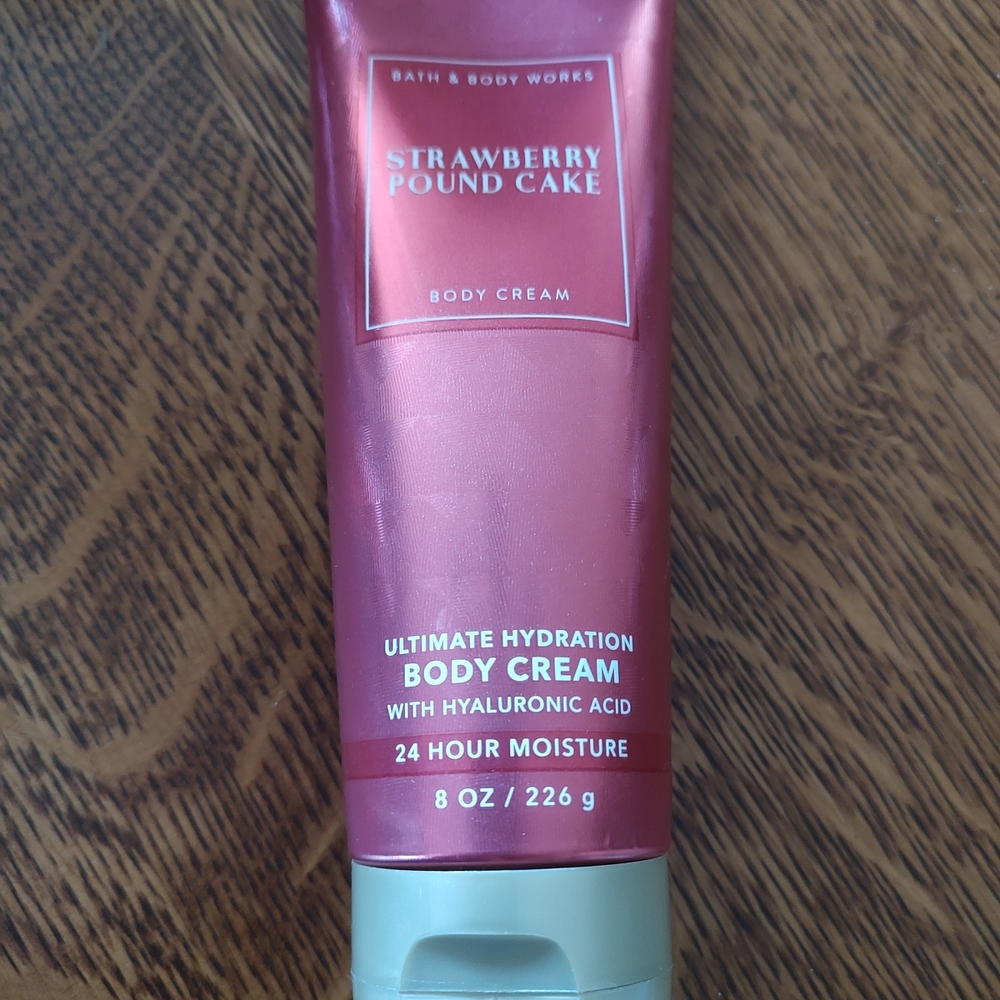 Bath & Body Works~8 oz~ Body Cream~ Strawbwrry Pound Cake